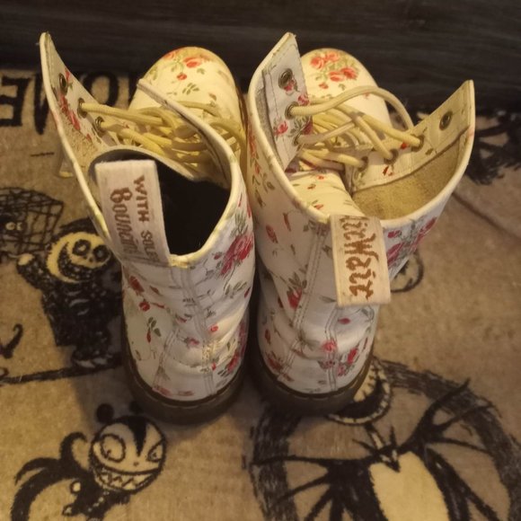 Dr. Martens Rare White Floral 1460 Pascal Boots in Portland Rose - Picture 7 of 8